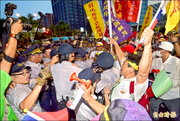 世大運開幕，反年改團體在場外和警方發生推擠，甚至阻撓選手進場。（記者羅沛德攝）