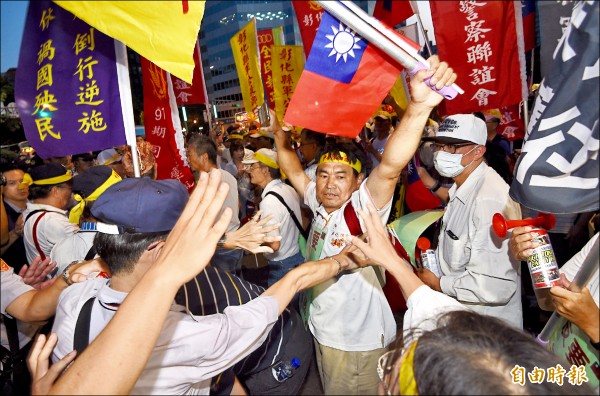 台北市長柯文哲昨開記者會，指沒有人會在國家辦喜事時搞破壞，鬧場的反年改團體真是「王八蛋！」（資料照，記者羅沛德攝）