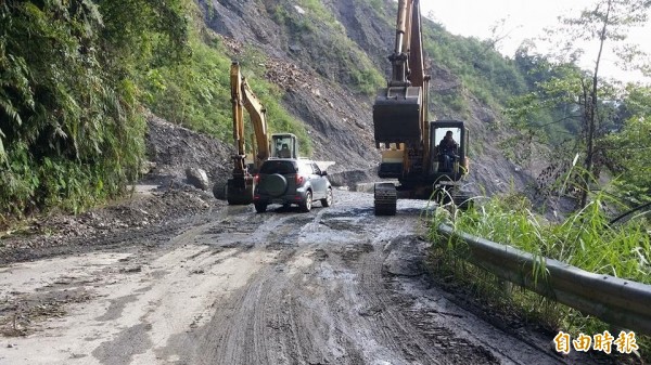 南投縣力行產業道路部分路段經常坍方，怪手現場待命，隨時搶修。（記者佟振國攝）