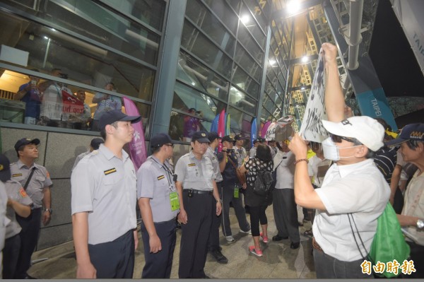 台北世大運今19日晚正式開幕，反年改團體突襲阻擾，導致各國選手無法進場。（資料照，記者黃耀徵攝）