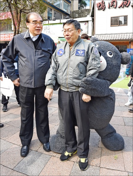 世大運維安凸槌，黨政高層將矛頭指向台北市警察局長邱豐光（左），點名他下台。圖右為市長柯文哲。（資料照）