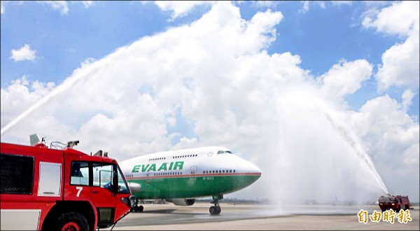 長榮航空最後一架波音747-400型編號B-18411全客機，21日執行BR892香港飛台北的任務後，宣告退役走入歷史，桃園機場特別舉行灑水儀式向末班航機致意。（記者姚介修攝）