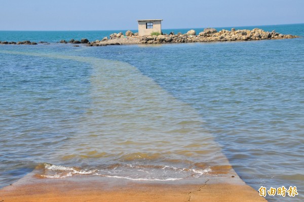 海中央碉堡矗立在坪之嶼，漲潮時水泥道路完全淹沒不見。（記者劉禹慶攝）