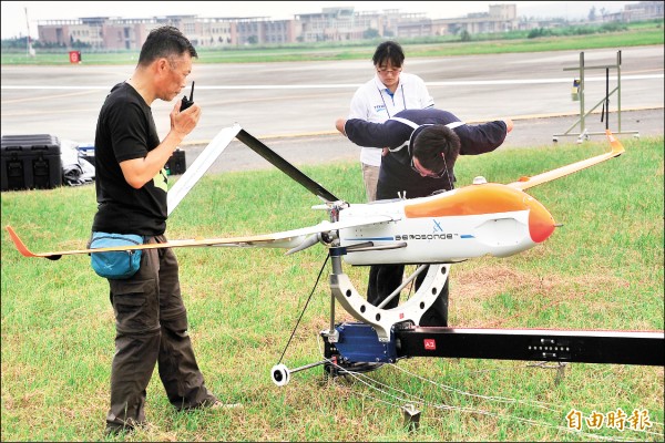 「颱洪無人機」成功測試在天鴿颱風下穩定飛行，並帶回周邊數據。（記者蔡宗憲攝）