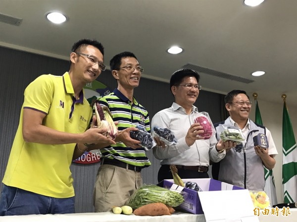 台中市長林佳龍帶著青農和「賢拜」一起到中執會分享政策經驗。（記者蘇芳禾攝）