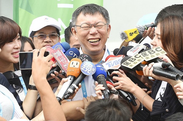 
Taipei Mayor Ko Wen-je, center, laughs while talking to reporters during a visit to the Taipei Tennis Center in Neihu District yesterday.
Photo: Chen Chih-chu, Taipei Times