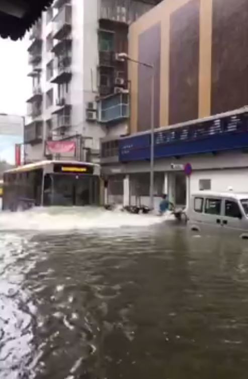 中國東南沿海遭天鴿颱風狂襲，傳出澳門大停電，圖為澳門公車在淹水道路上前進。（圖擷自微博）