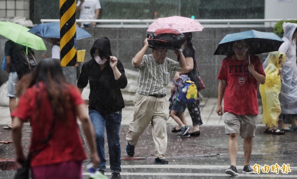 台北地區午後下起雷陣雨，雖讓許多人手忙腳亂，但確也降了不少暑氣。（資料照，記者林正堃攝）