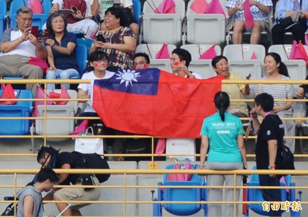 2017台北世大運開幕式民眾帶國旗進場。（資料照，記者張嘉明攝）