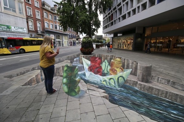 街道上怎麼會有小熊軟糖划著船亂入？（授權：3d street art by Leon Keer）
