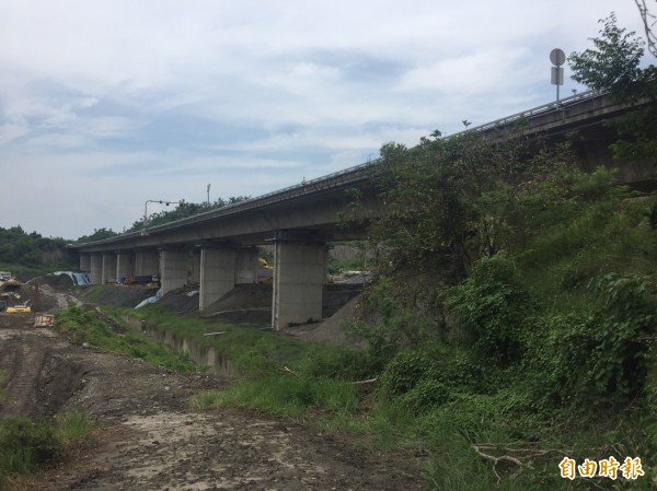 國道3號中寮3號橋下方，未來會使用土方填滿，並拆除橋樑（記者鄭瑋奇攝）