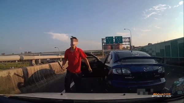 男子疑似不滿被超車，攔車持球棒下車理論。（記者曾健銘翻攝）