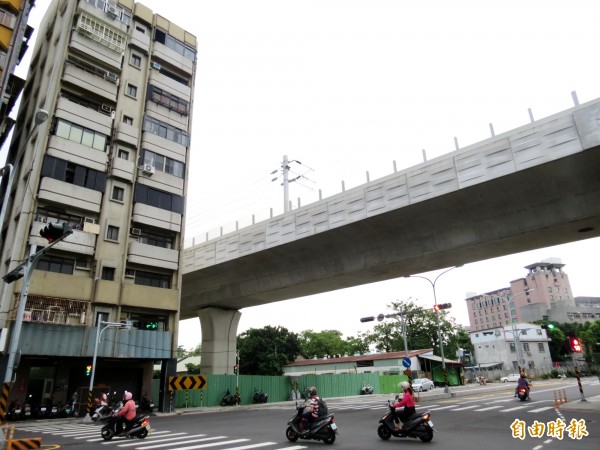 鐵路高架化後，列車經過產生的噪音讓旁邊大樓住戶苦不堪言。（記者張菁雅攝）