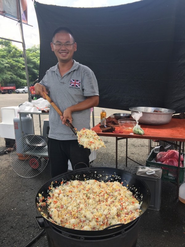 總舖師林塏翰為特搜訓練隊員準備膳食。（記者林宜樟翻攝）