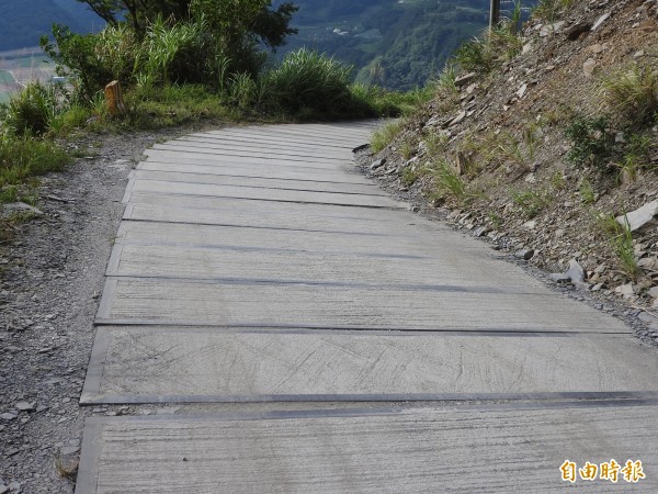 仁愛鄉公所曾在力行產業道路路面毀損嚴重路段鋪設預鑄混凝土板，縣府也計劃用於6大崩塌路段。（記者佟振國攝）