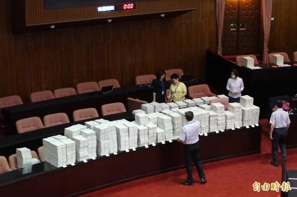 國民黨團對前瞻預算案提出10421項提案杯葛，提案書堆積如小山，不過國民黨團釋出善意，表示願縮減案量至原案量三分之一。（記者叢昌瑾攝）