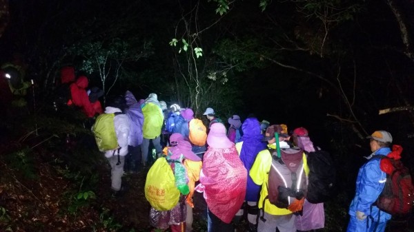 彰化縣的38人登山隊昨傍晚行經埔里鎮彩蝶瀑布附近山谷，其中59歲柯姓女隊員不慎墜落山谷死亡。（圖：南投縣府消防局提供）