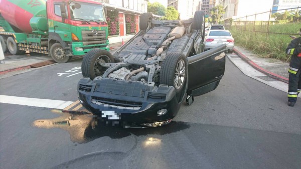 今天下午近5時，北市內湖區新湖一路339巷口，2車疑未注意巷口狀況擦撞，其中一輛車180度大翻車。（記者陳恩惠翻攝）