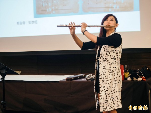 「鄧雨賢歌謠與台南講論音樂會」上，台灣鄧雨賢音樂文化協會音樂總監華姵以長笛詮釋鄧雨賢的經典歌曲。（記者劉婉君攝）