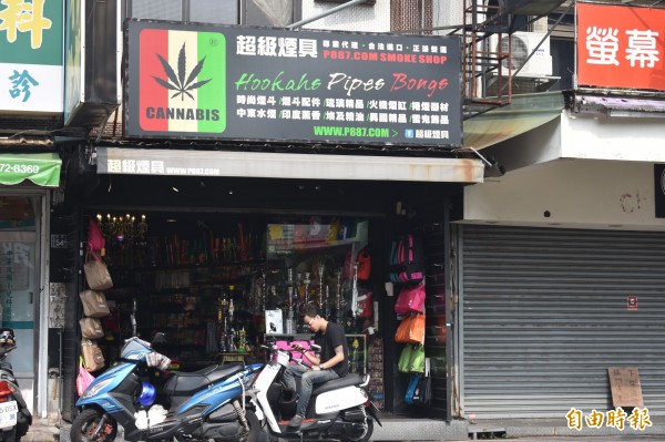 店家用大麻葉當商標，但否認販售任何有關毒品或大麻的物品。（記者張瑞楨攝）