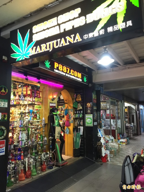 鐘老闆開設的煙具店，在北中南共有5家分店。（記者陳恩惠攝）