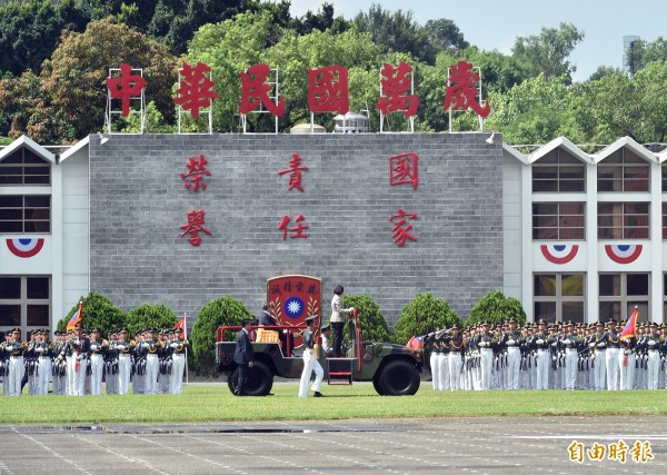 陸軍官校照片遭惡搞。圖為蔡英文總統去年到陸軍官校參加「黃埔建軍92週年校慶」。 （資料照，記者張忠義攝）