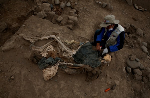 考古團隊在南美洲秘魯一處古代金字塔遺跡附近，意外發現多具中國人的遺骸。（路透）