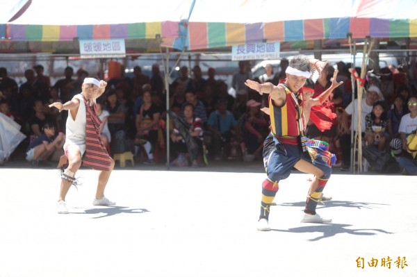 基隆市原住民聯合豐年祭在原住民文化會館旁廣場登場，各族展現特有的熱情與活力。（記者林欣漢攝）