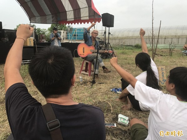 達卡鬧演出，要眾人舉起手喊口號。（記者郭安家攝）