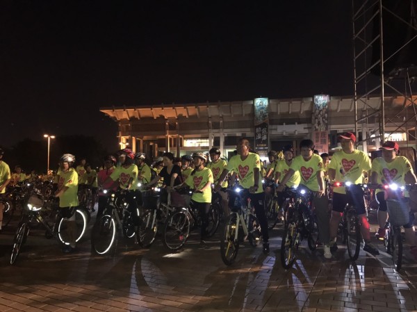 千餘單車族參與港都夜騎逍遙遊活動。（市議員陳信瑜提供）