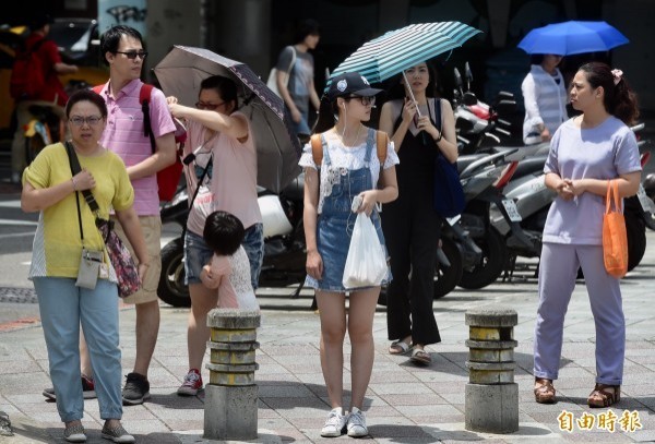 淡水高溫目前已達36度。（資料照，記者簡榮豐攝）