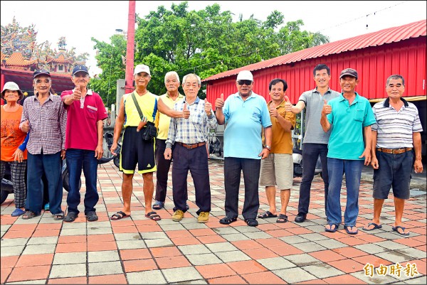 支持罷免案的村民相當的高興。
（記者葉永騫攝）