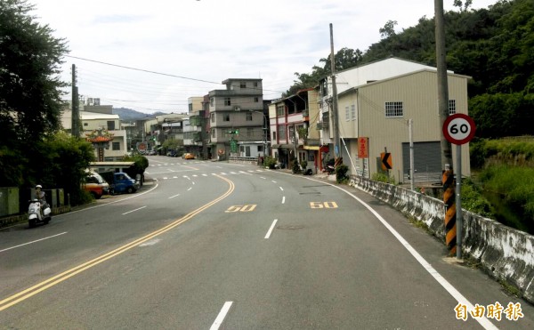 台3線苗栗縣大湖鄉南湖村南湖派出所路段，道路標線速限50公里，但一旁標誌速限卻為60公里，讓用路人一頭霧水。（記者彭健禮攝）