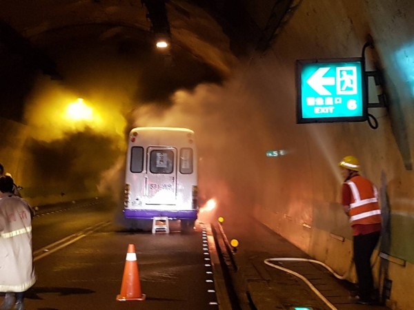 國道6號東行線國姓1號隧道內，上午7時許發生巡迴醫療X光車突然起火燃燒意外，警消獲報前往搶救。（圖由國姓消防分隊提供）