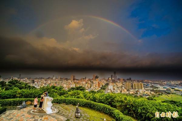 高雄市今天傍晚大雨中，彩虹驚鴻一瞥，雖然短暫，美景卻令人驚艷。（記者張忠義攝）