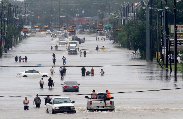熱帶風暴哈維（Harvey）挾帶豪雨強襲美國，休士頓各地淹水嚴重。（法新社）