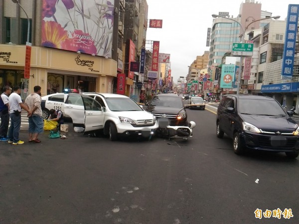 警方逮捕竊嫌調查衝撞現場。（記者王俊忠攝）