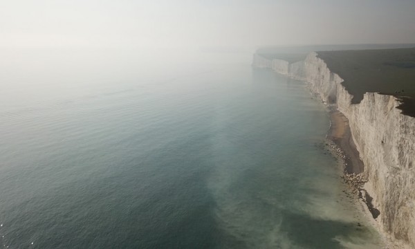 英國柏令海崖（Birling Gap）飄毒霧，200多人就醫。（取自網路）