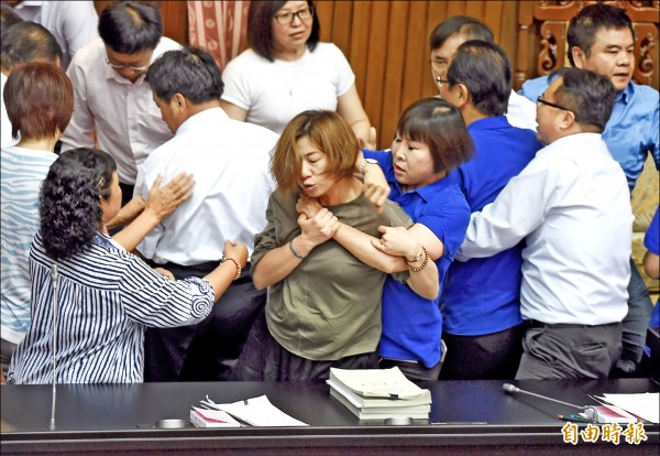立法院昨處理「前瞻基礎建設第一期特別預算案」，國民黨團書記長林為洲突然號召同黨立委，一哄而上占領主席台，民進黨立委也立即湧上，雙方發生嚴重推擠，現場一片混亂。（記者簡榮豐攝）