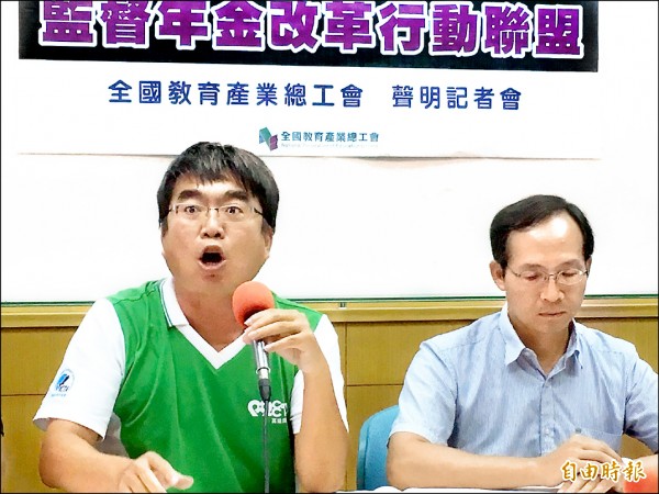 全國教育產業總工會秘書長劉亞平批評李來希,不敢承擔責任,卻把其他人拖下水,使「年金改革」議題不被社會認同。(記者吳柏緯攝) 全國教育產業總工會秘書長劉亞平批評李來希,不敢承擔責任,卻把其他人拖下水,使「年金改革」議題不被社會認同。(記者吳柏緯攝)