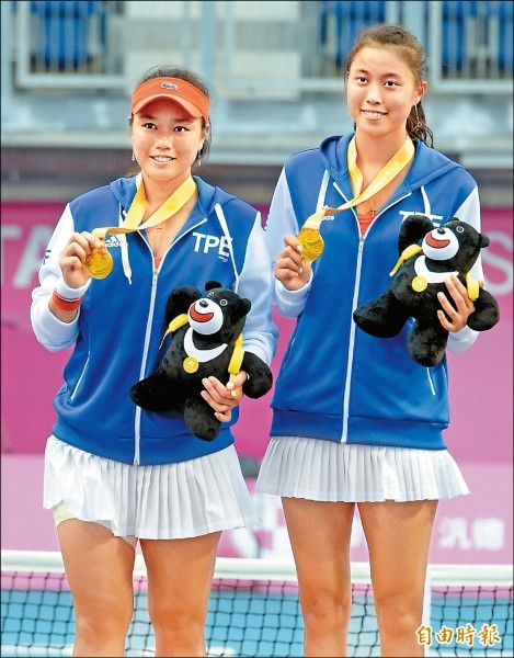 台灣隊詹詠然、詹皓晴姊妹檔昨在世大運網球女雙奪得金牌。（記者張嘉明攝）
