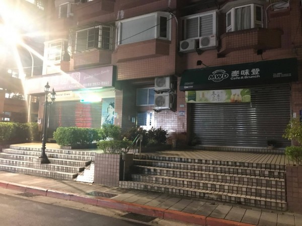台北市文山區今晚8點半傳出青少年鬥毆事件，1名19歲青年左手掌遭西瓜刀砍斷。圖為案發現場全景。（民眾提供）