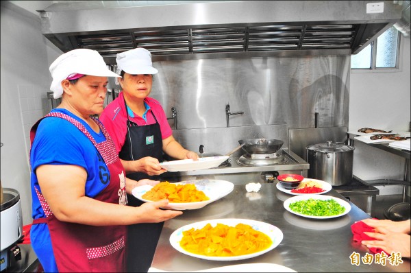 督旮薾部落廚房廚師烹調餐食，讓長輩開心享用。（記者花孟璟攝）