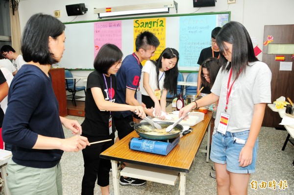 靜宜大學「熱情西班牙語初體驗」研習營，學生DIY吉拿棒。（記者歐素美攝）