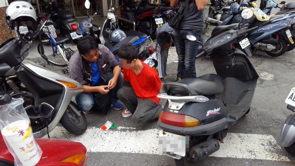 楊姓男子騎贓車壓馬路，警方人贓俱獲，楊竟稱:「我又沒怎樣！」（記者方志賢翻攝）