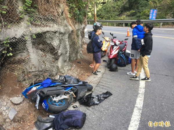 南投縣仁愛鄉台14線埔霧公路發生死亡車禍，機車雙載的男大生於彎道滑倒，遭對向大貨車輾過，1死1重傷。（記者佟振國攝）