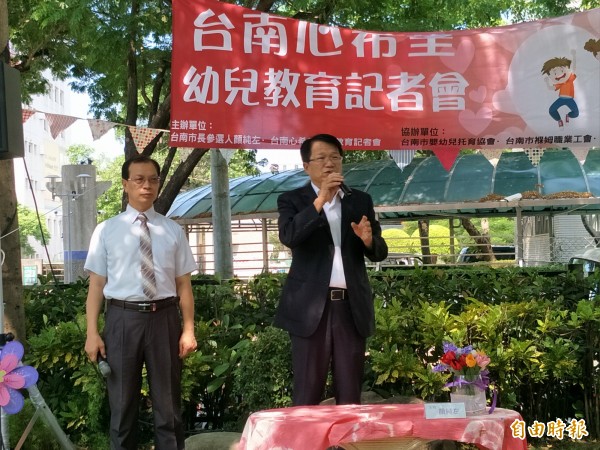 民進黨台南市黨部主委顏純左提出托嬰費補助的主張，指經費預計多花1億多元，但可減輕許多父母的負擔。（記者邱灝唐攝）