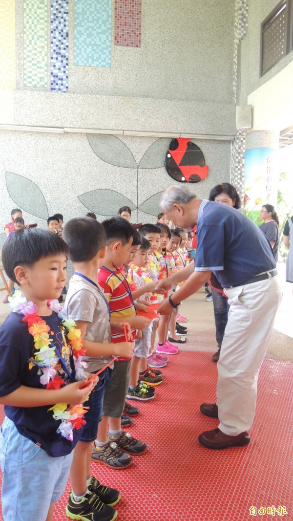 仕絨國小學生開學日領幸福獎學金。（記者羅欣貞攝）