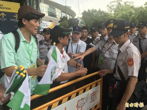 獨派人士被警方以柵欄圈住發旗。（記者郭安家攝）