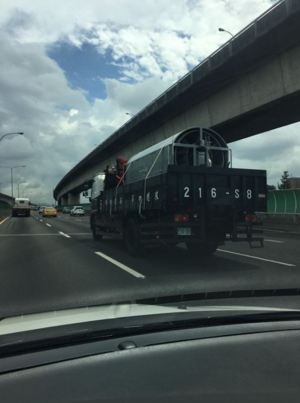 有網友直擊，保安警察第四總隊的貨車上載有一籠蛇籠。（圖擷取自PTT）